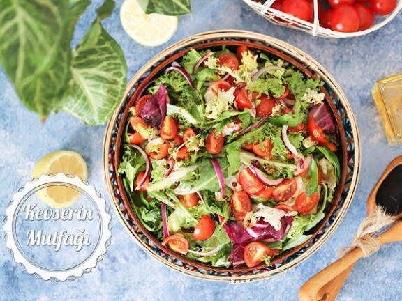 Salataya bilindik malzemeler haricinde ne eklersiniz?