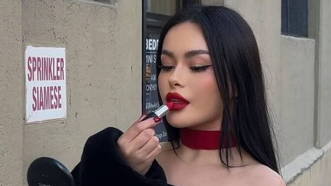 Dışarıda ruj sürmek ayıp mı sizce?