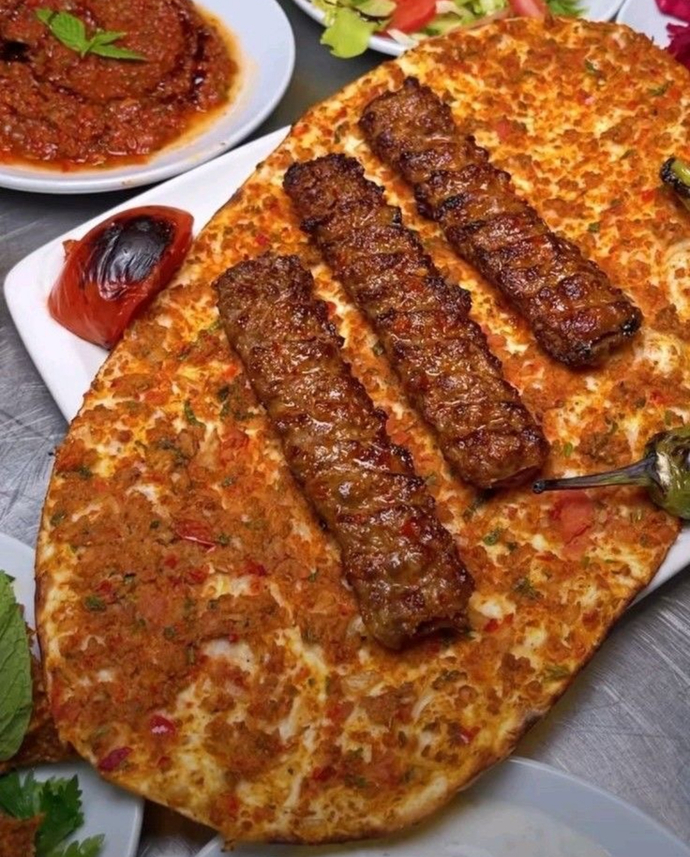 Lahmacun arası Adana yiyebilir misin?