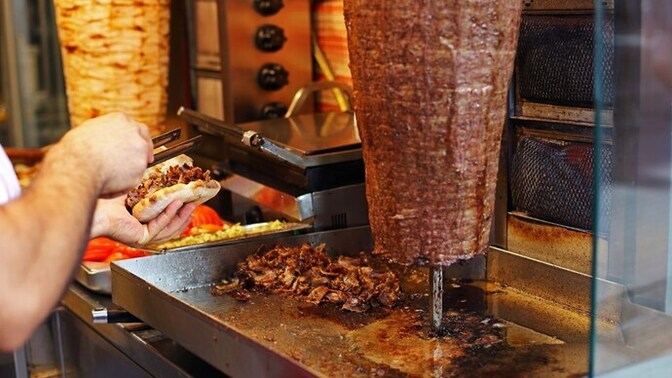 Öğrenciyim dışarıda pilav üstü et dönere 365 TL verdim diye içim gitti🥹 Pahalı değil mi?