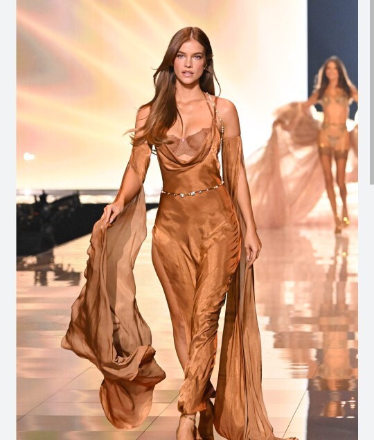 Hamile manken Victoria Secret meleğini nasıl buldunuz?