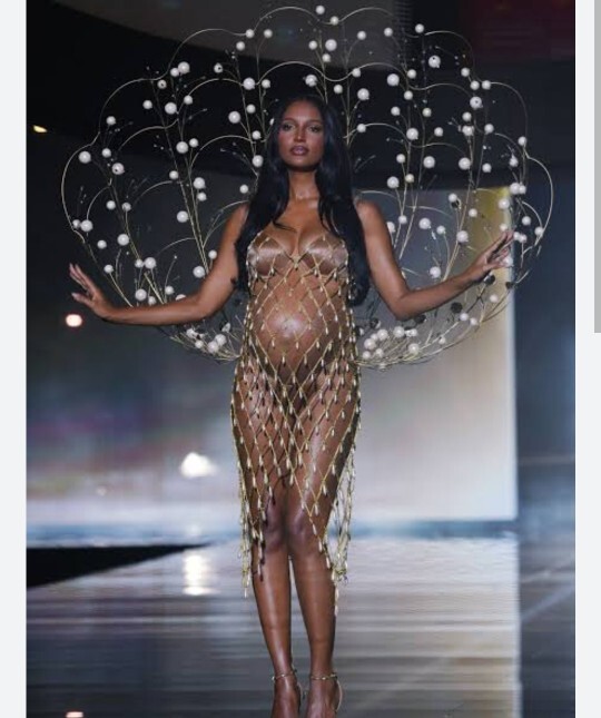 Hamile manken Victoria Secret meleğini nasıl buldunuz?