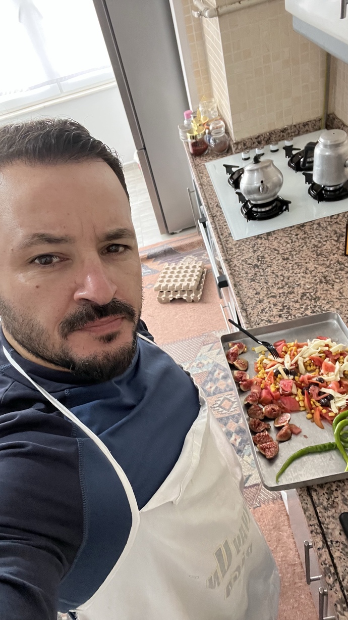 Tek yaşayan erkek mi daha eder yoksa kadın mı?