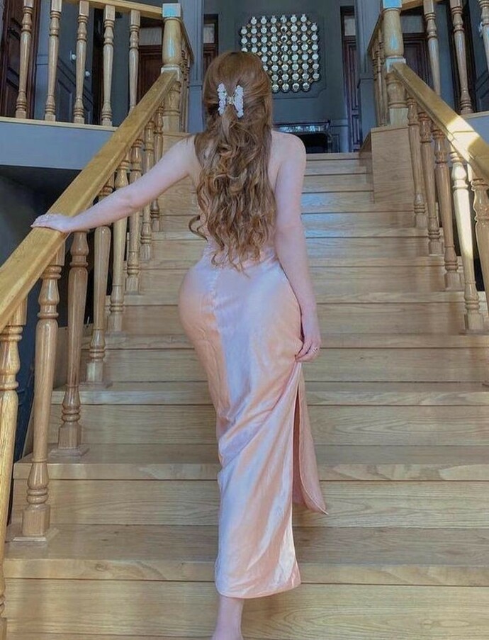 Dolgun göğüs, kalçaya sahip olan kadın 1 adım önde midir?