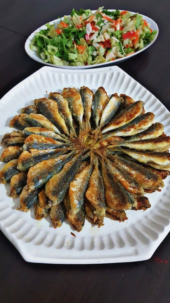 Hamsiyi soğan ile mi yoksa salata ile mi yemeyi daha çok seversiniz?