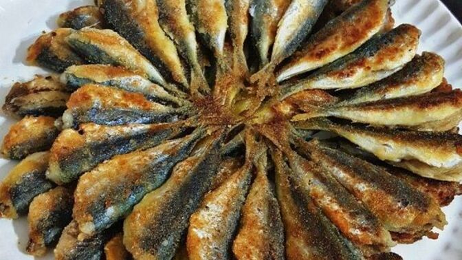 Hamsiyi soğan ile mi yoksa salata ile mi yemeyi daha çok seversiniz?