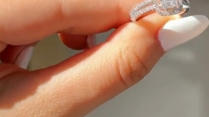 6 gündür konuşuyoruz ve hala parmağımda yüzük göremiyorum sizce amacı ne bunun şimdi?