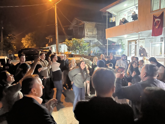 Düğünlerde oynayan mısın izleyen mi?