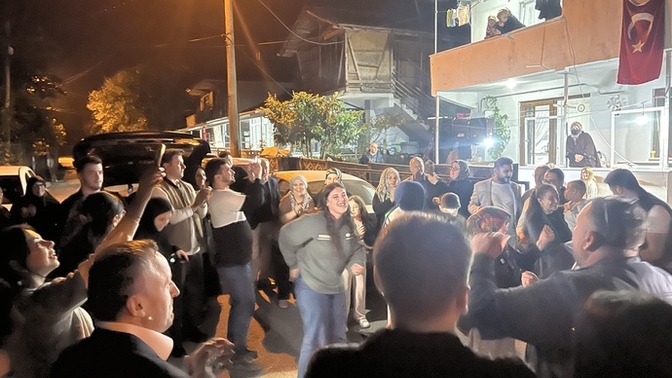 Düğünlerde oynayan mısın izleyen mi?