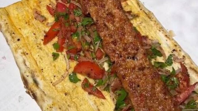 Arkadaşla tartışıyoruz da, sence Kebaba limon sıkılır mı sıkılmaz mı?