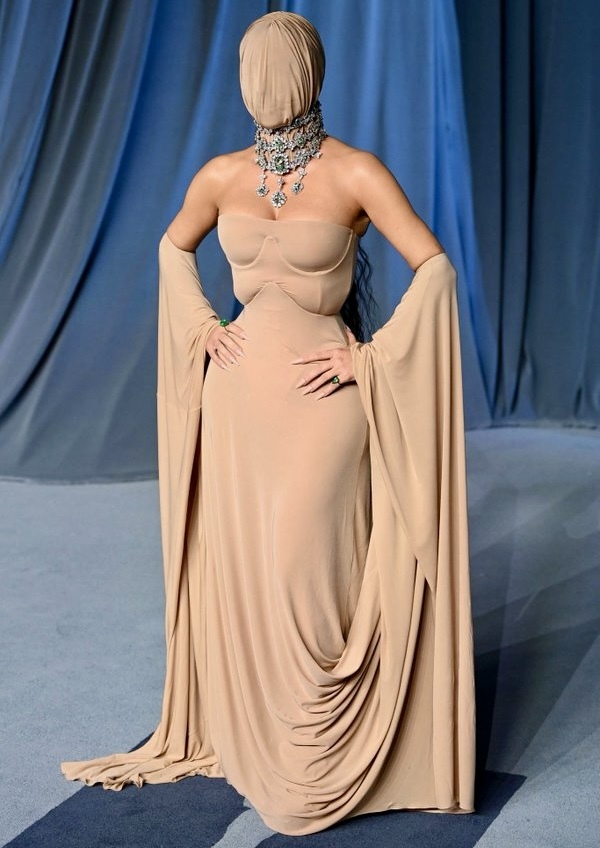 Kim Kardashianın, Academy Museum Galası kombinini beğendiniz mi, nasıl buldunuz?