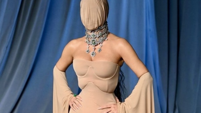 Kim Kardashian'ın, Academy Museum Galası kombinini beğendiniz mi, nasıl buldunuz?
