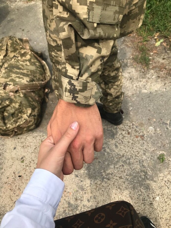 Bu zamanda askere gidecek sevgiliyi beklemek zor değil mi sevgilim gidecek 3 aya ben tereddütte kaldım ne yapsam?