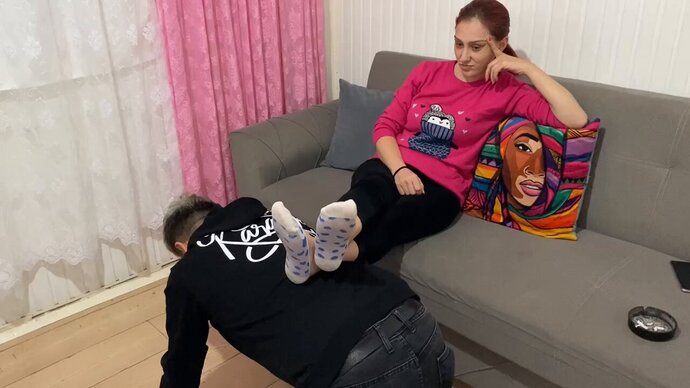 Bu ekonomik şartlar ne zaman düzelir bir kölem bile yok anlıyor musunuz o kadar fakirim?😞😞😞😞?