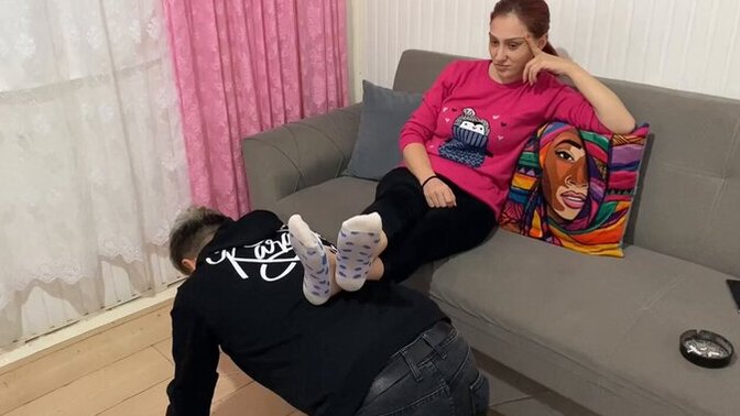 Bu ekonomik şartlar ne zaman düzelir bir kölem bile yok anlıyor musunuz o kadar fakirim?😞😞😞😞?