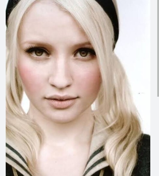 Emily Browning çok tatlı bir kadın değil mi?