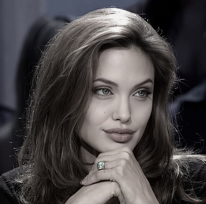 Angelina Jolie Size Çıkma Teklifi Etseydi, Eşiniden/Sevgilinizden Ayrılır Mıydınız?
