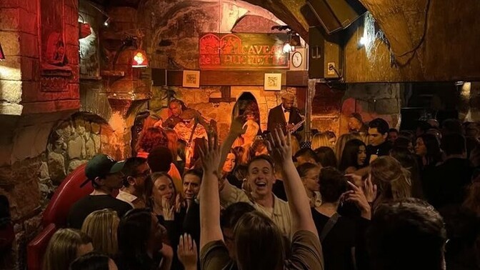 Sevgilisi olan biri sevgilisinden ayrı pub tarzı mekanlara gidebilir mi?