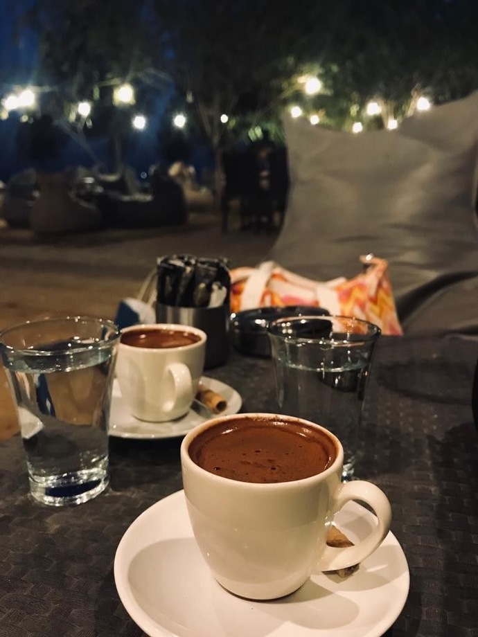 Bir fincan kahve süresince biriyle konuşabilsen — kim olsun isterdin?