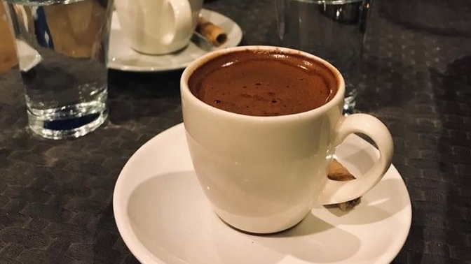 Bir fincan kahve süresince biriyle konuşabilsen — kim olsun isterdin?