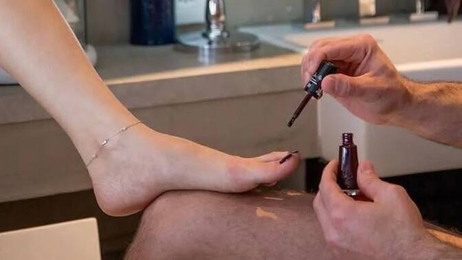 Eşinizin ya da Sevgilinizin Ayaklarına oje sürer misin?