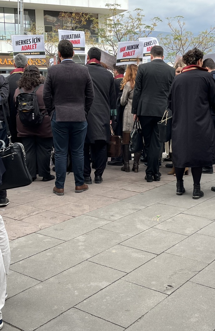 Avukatlarımız bile haklı olarak isyanda savunma nöbeti tutuyorlar ülke de neden kimse hakkını alamıyor?