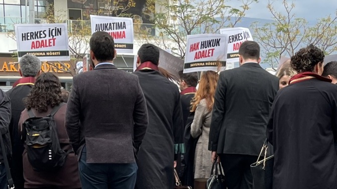 Avukatlarımız bile haklı olarak isyanda savunma nöbeti tutuyorlar ülke de neden kimse hakkını alamıyor?
