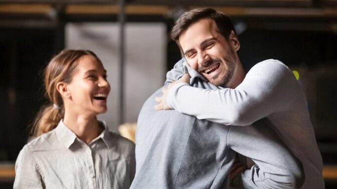 Birbirlerine küsen akrabalarını barıştırır mısın?