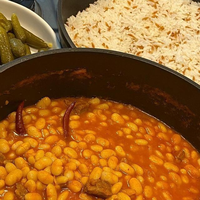 Kuru fasulyenin yanına turşu mu iyi gider kuru soğan mı?