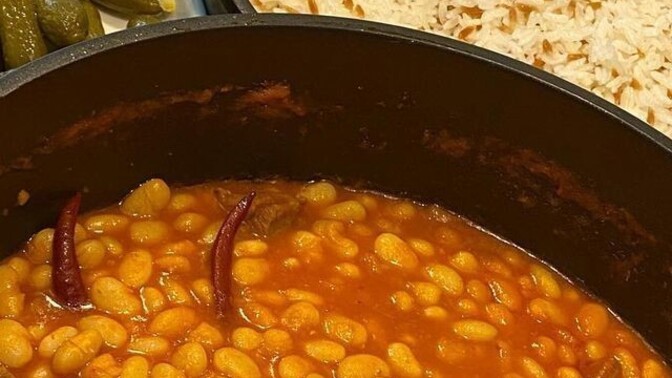 Kuru fasulye'nin yanına turşu mu iyi gider kuru soğan mı?