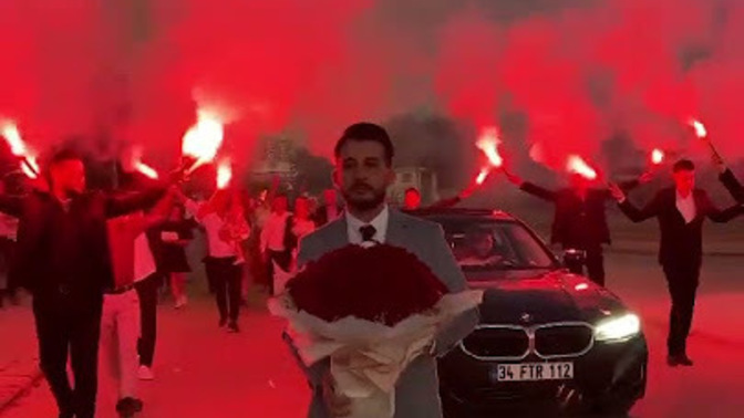 💍 Son zamanlarda meşalelerle kız istemeye gitmek moda oldu. Sizce bu romantik mi yoksa abartı mı?
