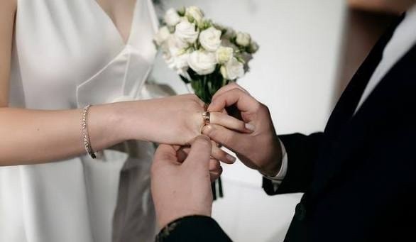 Çiftler neden evlenirken iyi günde kötü günde diye söz verip sonra sözü tutmazlar?