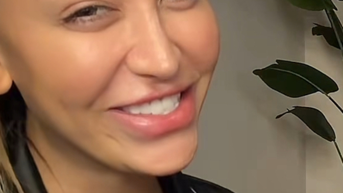 Bu Mika denen kızın cildi nasıl böyle güzel sivilcesi yok ( adet dönemi yüzümüz sivilce doluyor maşallah bebek gibi onun ?