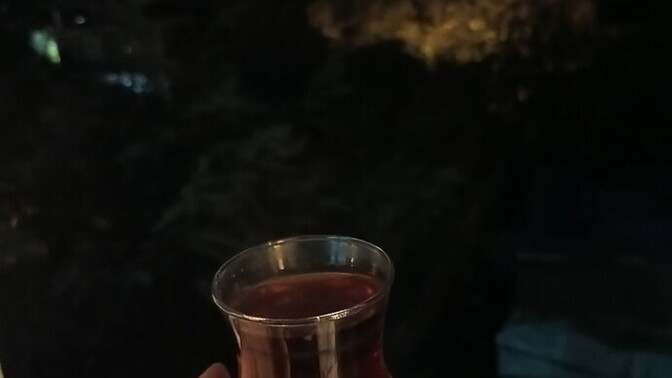 Çay var içersen?