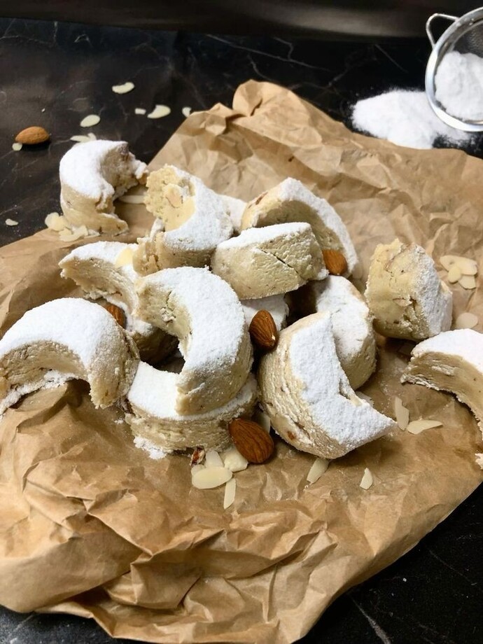Arkadaşlar, siz kurabiyeyi en çok neli seversiniz? 🍪 Ben çikolata parçalıyı bayılarak yerim, benim gibi sevenler kimler?