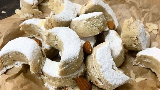 Arkadaşlar, siz kurabiyeyi en çok neli seversiniz? 🍪 Ben çikolata parçalıyı bayılarak yerim, benim gibi sevenler kimler?
