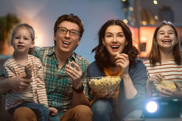 Ailenizle dizi/film izliyor musunuz?