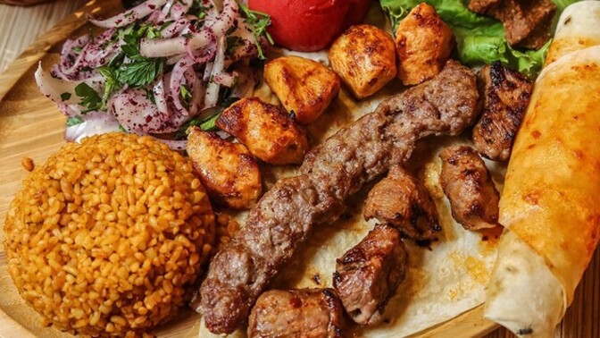 İlk date için kebapçıya gider misiniz/götürür müsünüz?
