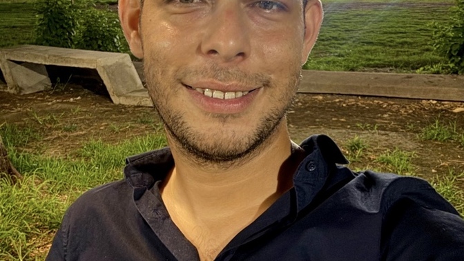 Sakallı mı sakalsız mı sizce?