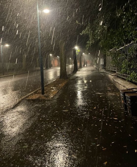 Gece yağmur ve gök gürültüsü sesiyle uyanan kaç kişiyiz?