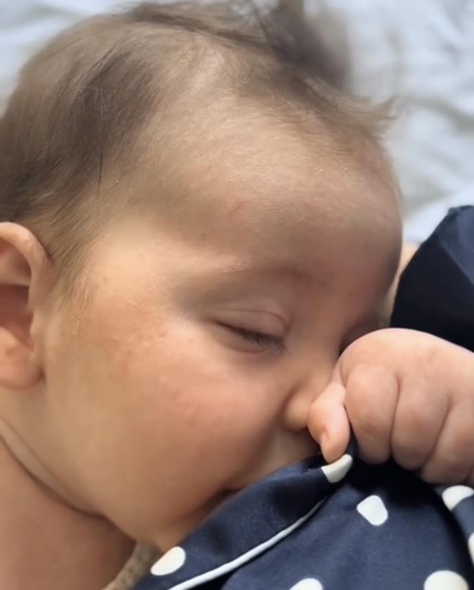 Yeni moda olan bebeği emzirmek yerine sütü sağarak biberonla vermek ne kadar doğru?