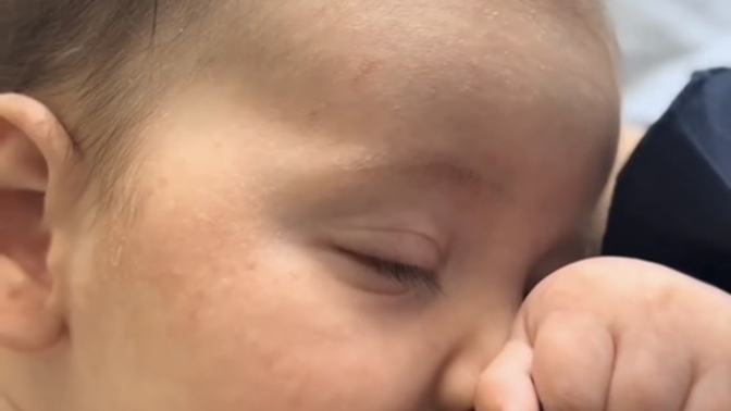 Yeni moda olan bebeği emzirmek yerine sütü sağarak biberonla vermek ne kadar doğru?