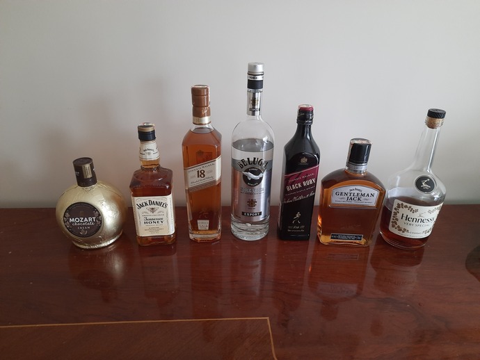 İçkiye para verdim diye karımla kavga ettik. Evdeki içkiler az değil mi?