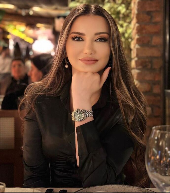 Esra ezmecinin parfümleri övüldüğü kadar güzel mi sizce?