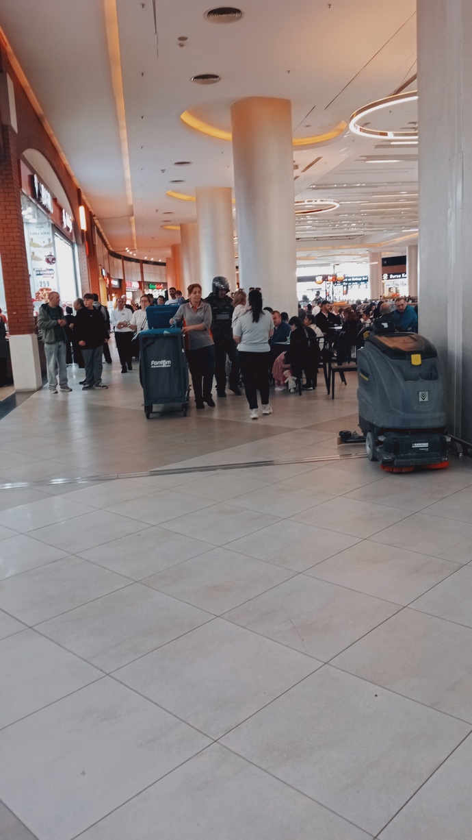 Avmnin yemek katına gelince bu kalabalığı görünce çok huzursuz ve sinirli olan ben miyim sadece acaba?