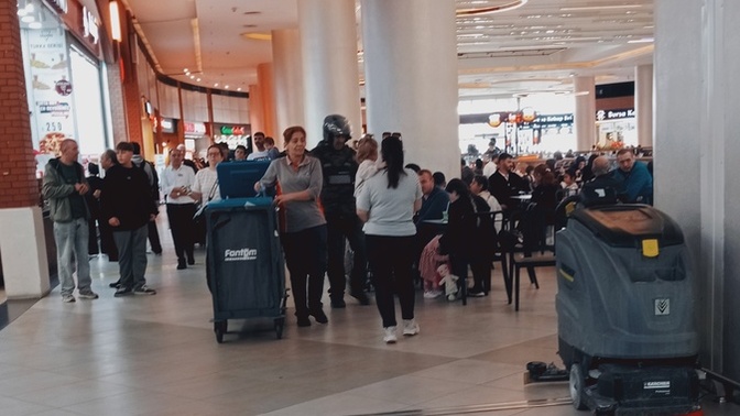 Avmnin yemek katına gelince bu kalabalığı görünce çok huzursuz ve sinirli olan ben miyim sadece acaba?