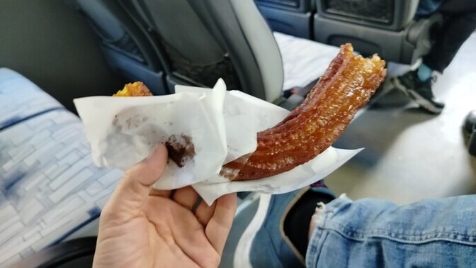 Bu tatlıdan bir ısırık aldım yiyemedim, sana vereyim mi yer misin?