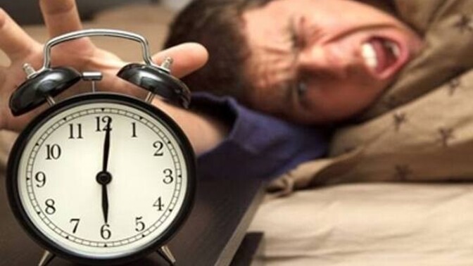 Dün gece geç yatmasına rağmen sabahın köründe uyananlar burada mı?