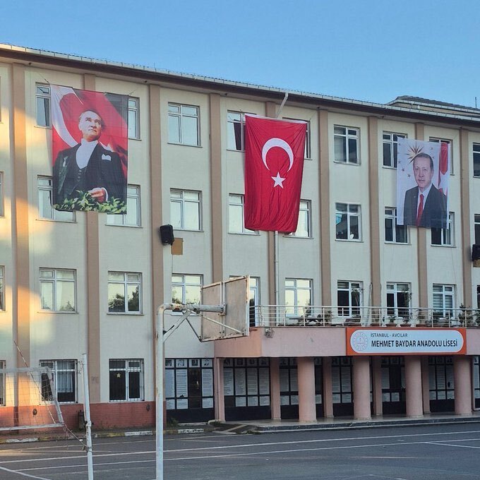 Cumhuriyet Bayramı’nda Atatürk’ün yanına Erdoğan posteri asmak sizce Cumhuriyet’in ruhuna uygun mu?