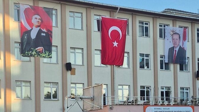 Cumhuriyet Bayramı’nda Atatürk’ün yanına Erdoğan posteri asmak sizce Cumhuriyet’in ruhuna uygun mu?